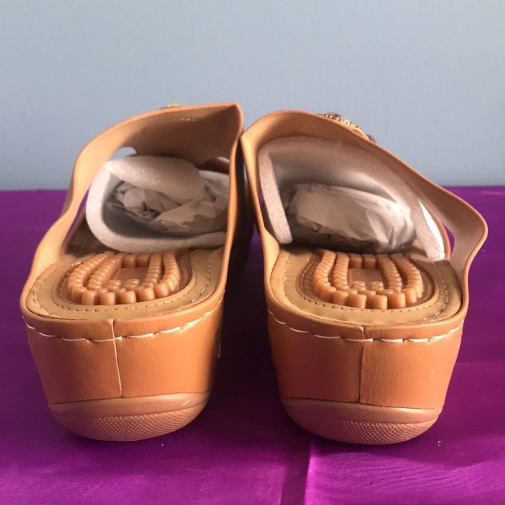 NWOT Tan jeweled slip on wedge sandals with heel massagers/cushion size 8/39 - Picture 3 of 9